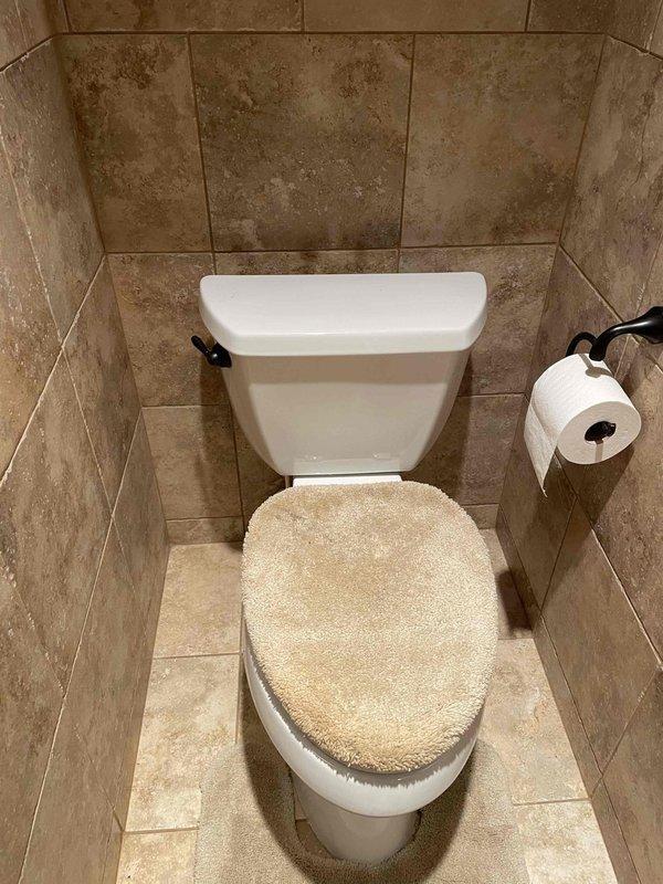 Highland Heights, OH - Returned to residence as scheduled after providing the required 30-minute advance notice to replace a malfunctioning toilet handle. Successfully installed new handle mechanism, verified proper flush operation, and documented the completed repair with photographs of the bathroom toilet area.